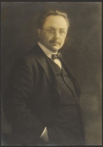 [Retrato de um homem de pé, com a mão no bolso] de Louis Fleckenstein