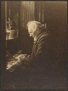 [Retrato de um homem a trabalhar à secretária].