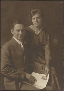 [Retrato de um homem e de uma mulher segurando uma revista]