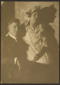 [Retrato de um homem e de uma mulher com chapéu floral]. de Louis Fleckenstein