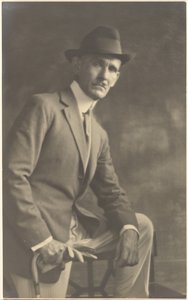 [Retrato de um homem com bengala e luvas]. de Louis Fleckenstein