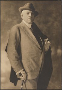 [Retrato de um homem com bengala e luvas]. de Louis Fleckenstein