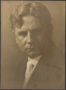 Retrato de um homem de olhos encovados