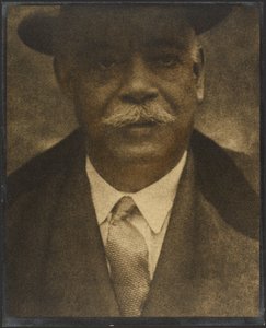 [Retrato de um homem com a aba do chapéu] de Louis Fleckenstein