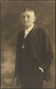 [Retrato de um homem com um relógio ornamentado] de Louis Fleckenstein