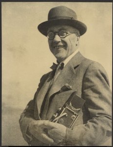 [Retrato de um homem com uma câmara] de Louis Fleckenstein