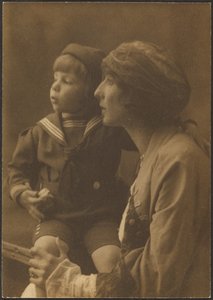 [Retrato de uma mãe e de uma criança em fato de marinheiro] de Louis Fleckenstein