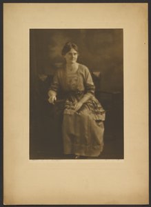 [Retrato de uma mulher sentada com um vestido com laços de fita]. de Louis Fleckenstein