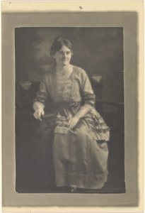[Retrato de uma mulher sentada com um vestido com laços de fita] de Louis Fleckenstein