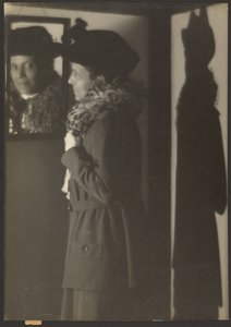 [Retrato de uma mulher, o seu reflexo e a sua sombra] de Louis Fleckenstein