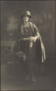 [Retrato de uma mulher apoiada num banco]. de Louis Fleckenstein
