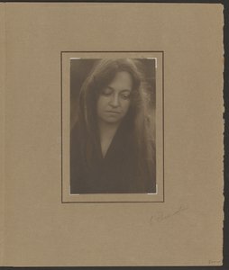 [Retrato de uma mulher a olhar para baixo] de Louis Fleckenstein