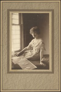 [Retrato de uma mulher a olhar para um álbum]. de Louis Fleckenstein