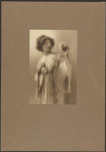 [Retrato de uma mulher com um roupão de pregas]. de Louis Fleckenstein