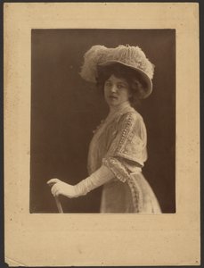 [Retrato de uma mulher de pé com um guarda-chuva]. de Louis Fleckenstein