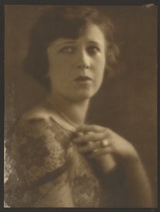 [Retrato de uma mulher com um top de renda]. de Louis Fleckenstein