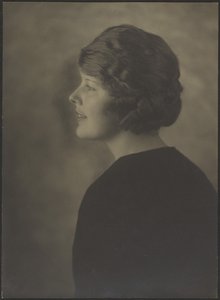 [Retrato de uma mulher de perfil] de Louis Fleckenstein