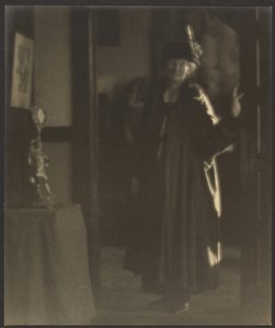 [Retrato de uma mulher à entrada da porta]. de Louis Fleckenstein