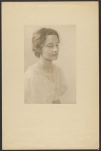 [Retrato de uma mulher com um vestido com rosas de seda] de Louis Fleckenstein