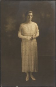 [Retrato de uma Mulher com Luvas até ao Cotovelo] de Louis Fleckenstein