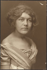 [Retrato de uma mulher em traje formal]. de Louis Fleckenstein