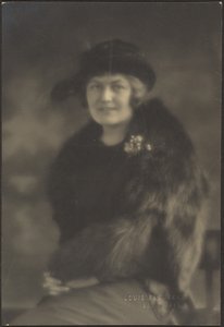 [Retrato de uma mulher com capa de peles]. de Louis Fleckenstein