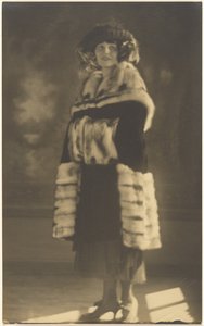 [Retrato de uma mulher com casaco de peles e abafador] de Louis Fleckenstein