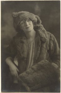 [Retrato de uma Mulher com Peles] de Louis Fleckenstein