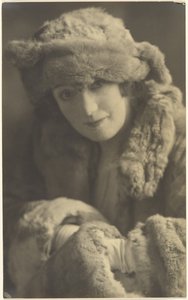 [Retrato de uma Mulher com Peles] de Louis Fleckenstein