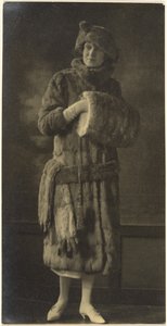 [Retrato de uma Mulher com Peles] de Louis Fleckenstein