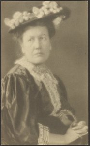 [Retrato de uma mulher com chapéu e flores de corniso] de Louis Fleckenstein