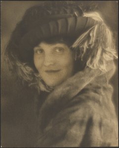 [Retrato de uma mulher com um chapéu com penas]. de Louis Fleckenstein