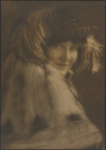[Retrato de uma mulher com chapéu de penas] de Louis Fleckenstein