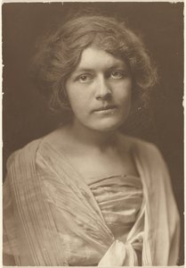 [Retrato de uma mulher com vestido de seda e xaile] de Louis Fleckenstein