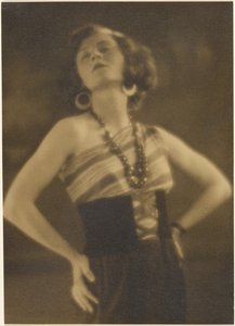 [Retrato de uma mulher com os braços na cintura] de Louis Fleckenstein
