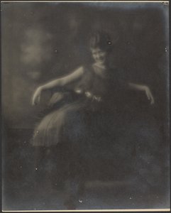 [Retrato de uma mulher com um laço no cinto] de Louis Fleckenstein