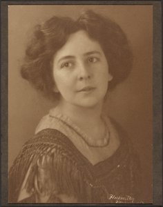 [Retrato de uma mulher com mangas largas] de Louis Fleckenstein