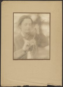 [Retrato de uma mulher com ninho de pássaro e ramo]. de Louis Fleckenstein