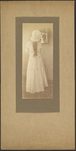 [Retrato de uma mulher com chapéu no espelho]. de Louis Fleckenstein