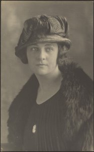 [Retrato de uma mulher com alfinete de camafeu]. de Louis Fleckenstein