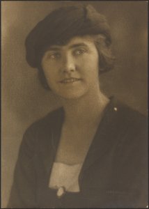 [Retrato de uma mulher com um alfinete de camafeu] de Louis Fleckenstein