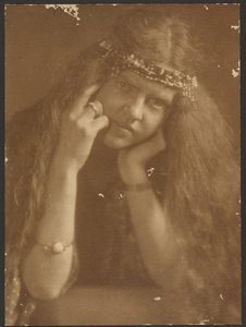 [Retrato de uma mulher com diadema] de Louis Fleckenstein