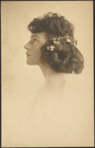 [Retrato de uma mulher com uma coroa de flores] de Louis Fleckenstein
