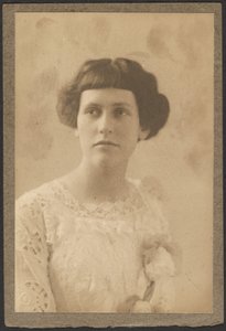 [Retrato de uma mulher com flores no vestido]. de Louis Fleckenstein
