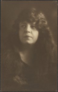 [Retrato de uma mulher com o cabelo solto]. de Louis Fleckenstein
