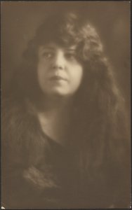 [Retrato de uma mulher com o cabelo solto] de Louis Fleckenstein