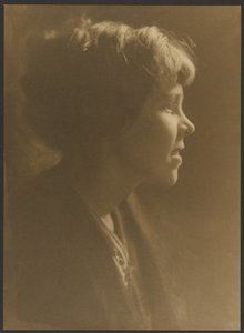 [Retrato de uma mulher com o cabelo num coque solto] de Louis Fleckenstein