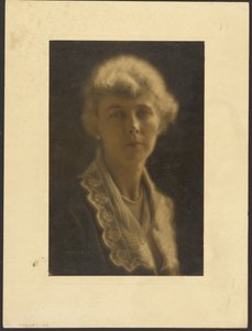 [Retrato de uma mulher com colarinho de renda e pérolas] de Louis Fleckenstein