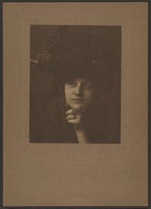 [Retrato de uma mulher com um chapéu grande e óculos] de Louis Fleckenstein