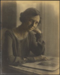 [Retrato de uma mulher com um colar comprido] de Louis Fleckenstein